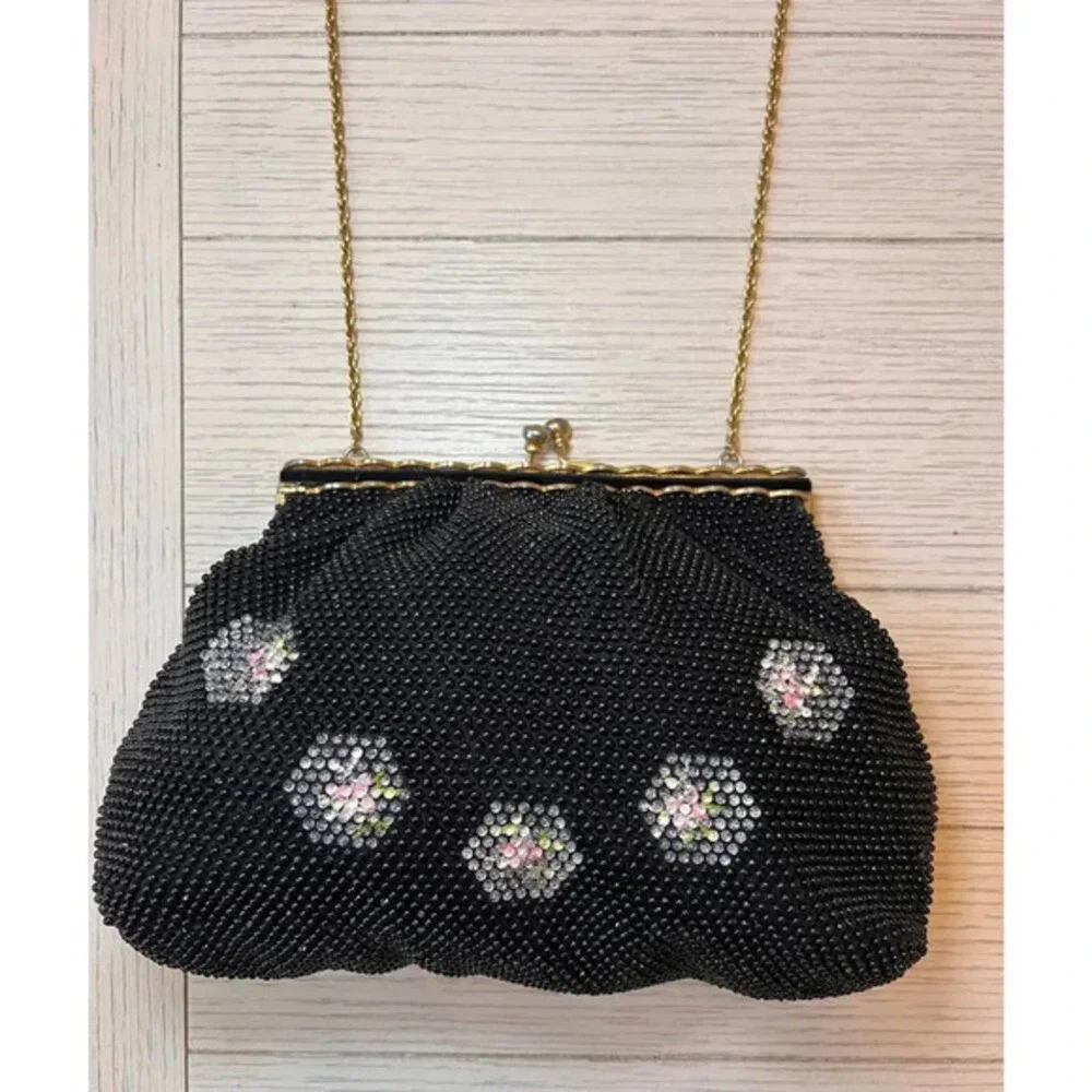 Beaded vintage crossbody bag w/ kiss lock‎ closure and gold chain strap. Flower